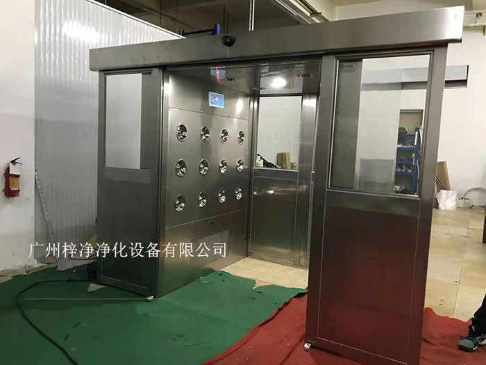 貨淋室是人員和貨物進(jìn)入潔凈室所必需的通道，它可以減少貨物進(jìn)出潔凈室所帶來(lái)的污染問題。