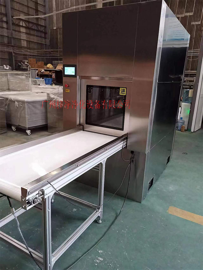 輸送帶傳遞窗還可吹淋被傳遞物品的表面，防止物品可能攜帶塵埃進(jìn)入潔凈室。