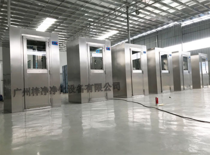 全不銹風(fēng)淋室采用全不銹鋼材質(zhì)制造，具有良好的耐腐蝕性、耐高溫性和耐磨損性。