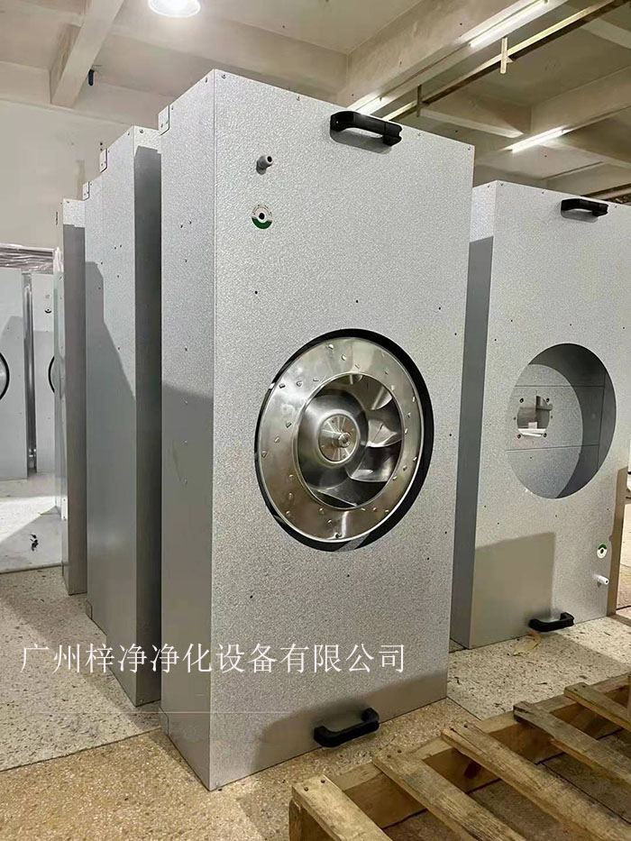 直流FFU適用于半導(dǎo)體、電子、平板顯示器和磁盤驅(qū)動器的廠家及光學(xué)、生物工業(yè)及其它對空氣中污染有嚴格控制要求的地方。