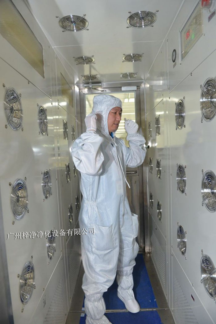 風淋室是一種用于去除人員、物料表面塵埃的凈化設備