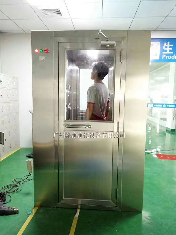 風(fēng)淋室主要是人員或物品的表面除塵，常用于潔凈室的入口處。