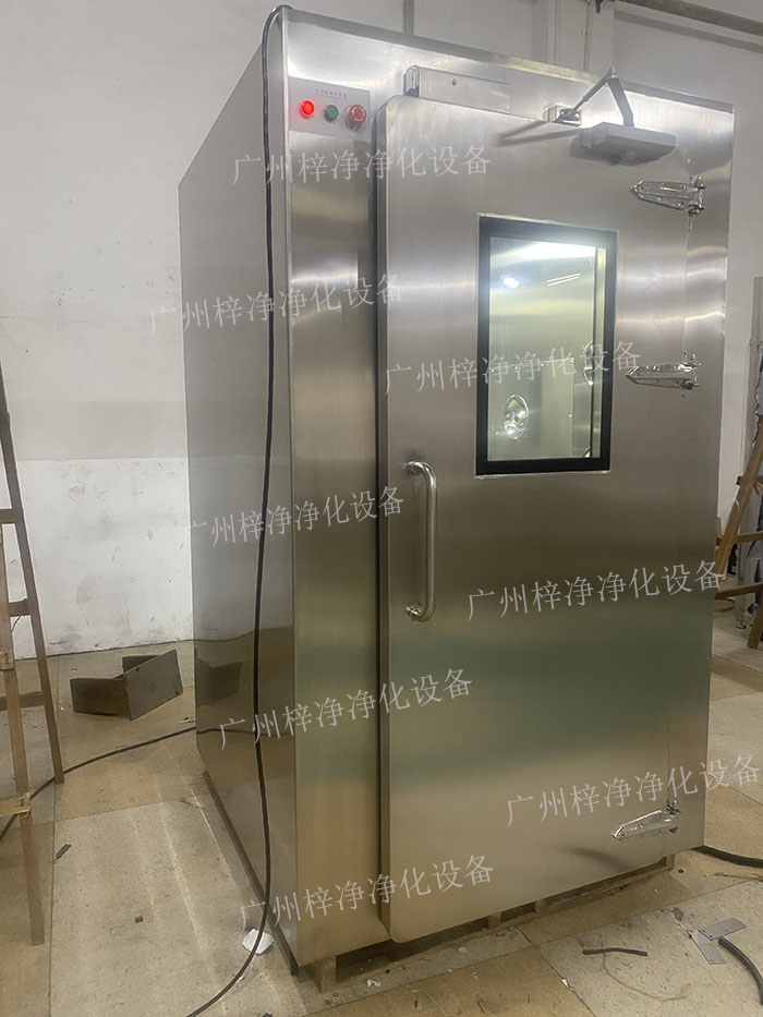 高端滿焊風(fēng)淋室采用滿焊接工藝，無縫連接，防止塵埃進(jìn)入，確保潔凈室的空氣質(zhì)量。