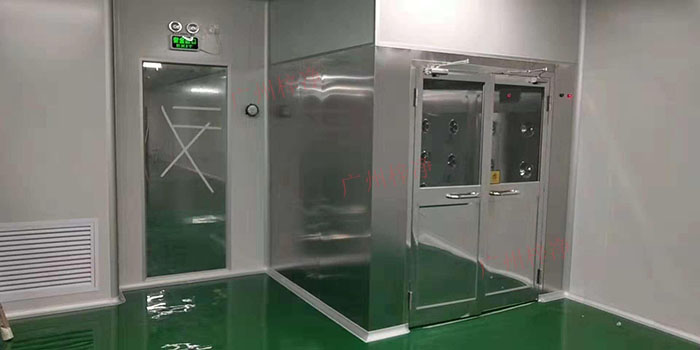 風(fēng)淋室原理是通過強(qiáng)效空氣射流對(duì)人員或物品進(jìn)行表面吹淋，以去除附著在表面上的塵埃和微生物。