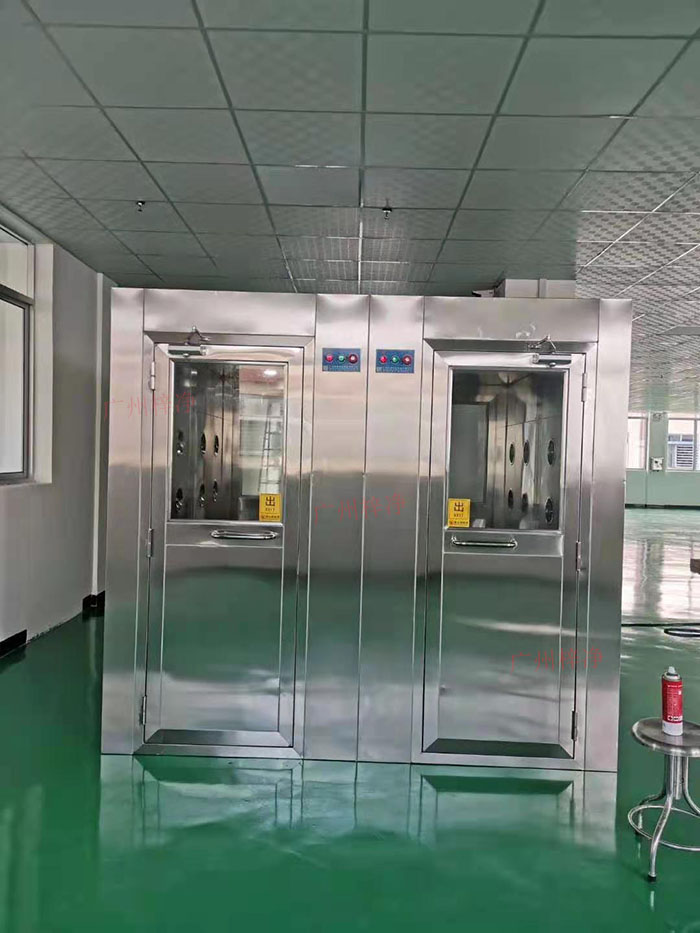 風(fēng)淋室主要功能是確保工作人員在進入潔凈區(qū)前，通過吹淋去除身上的塵埃和微粒。