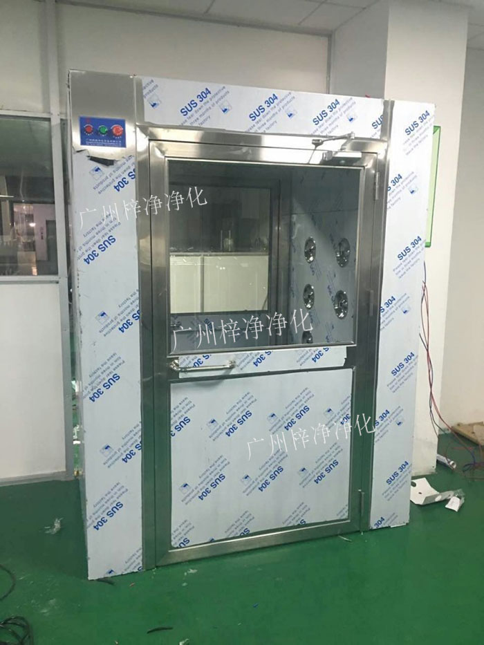 防爆風(fēng)淋室是指風(fēng)淋室的電機(jī)、指示燈、照明燈、接線管必須嚴(yán)格按照防爆標(biāo)準(zhǔn)