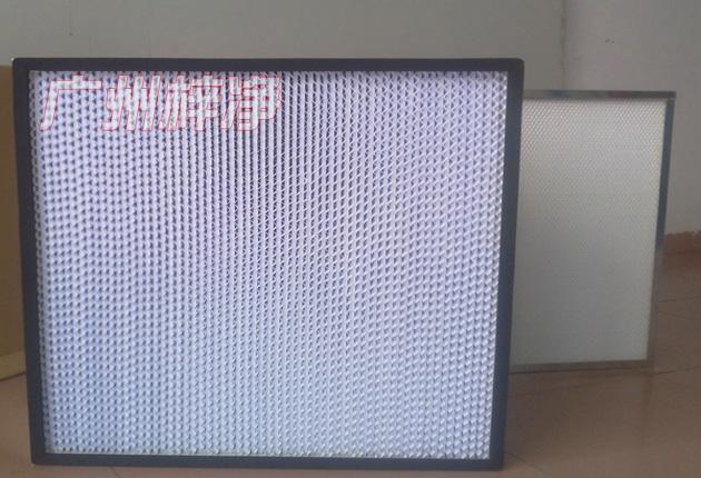 HS有隔板高效過(guò)濾器可廣泛用于光學(xué)電子、LCD液晶制造，生物醫(yī)藥、精密儀器、飲料食品，PCB印刷等行業(yè)無(wú)塵凈化車(chē)間的空調(diào)末端送風(fēng)處。